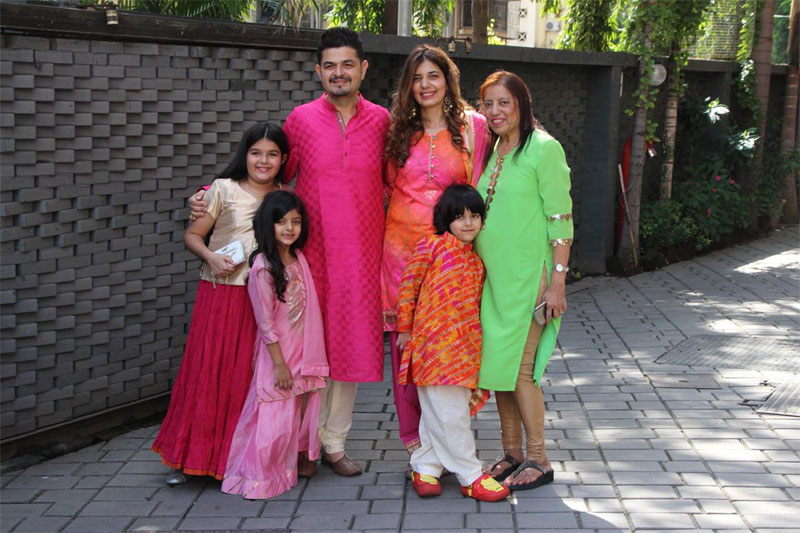 EX Wife मलाइका के सामने गर्लफ्रेंड का हाथ थामे अर्पिता के घर गणपति पूजा में पहुंचे अरबाज, देखे तस्वीरे bollywood,arpita khan,ganesh chaturthi 2018,arbaaz khan,giorgia andriani,Salman Khan,malaika arora khan,salim khan,sohail khan,katrina kaif