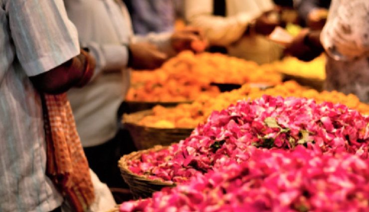 traditional markets in india,new market kolkata,police bazar shillong,floating vegetable market srinagar,janpath delhi,chor bazaar mumbai,ima keithel imphal,kannauj market uttar pradesh,baapu bazaar jaipur,meena bazaar delhi,dadar flower market mumbai