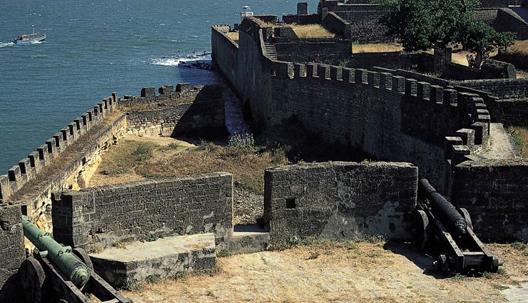 daman and diu,places to visit in daman and diu,tourist spots in daman and diu,chakratirth beach,st pauls church,diu fort,naida caves,mirasol lake garden