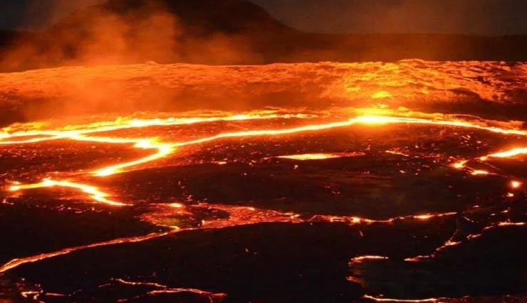 सिर्फ धरती ही नहीं आसमान से भी बरसती हैं यहां आग