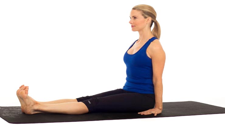 अस्थमा की बीमारी में फायदेमंद हैं दंडासन, जानें इसकी विधि और फायदे 