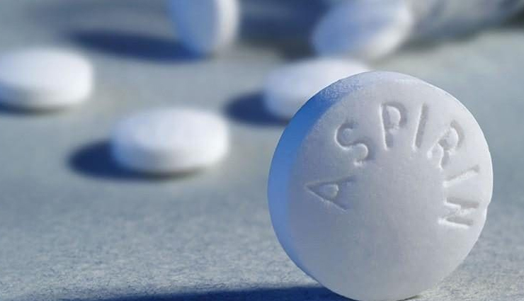 baking soda,aspirin,yoghurt,fullers earth,Lemon,apple cider vinegar,aloe vera,tea tree oil,organic coconut oil,neem,effective home remedies to treat dandruff,dandruff tips,home remedies,Health tips,fitness tips