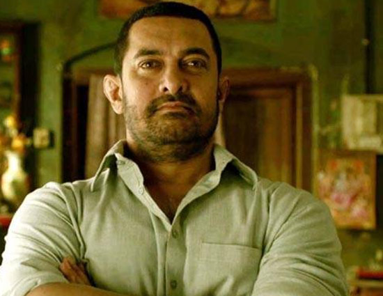 बहुत साल बाद आमिर नज़र आये अवार्ड फंक्शन में 