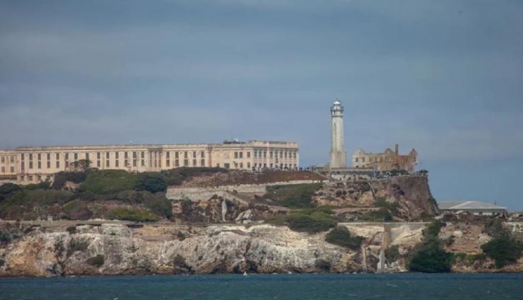 वो खतरनाक जेल जहां से कैदियों का भागना था नामुमकिन weird news,weird information,weird jail,alcatraz jail