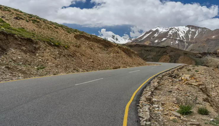 dangerous roads to travel in india,dangerous roads,india,gata loops,kolli hill road,3-level zigzag road,national highway 22,zoji la pass,sangla road,kishtwar roadbum la pass,rohtang pass,leh-manali highway