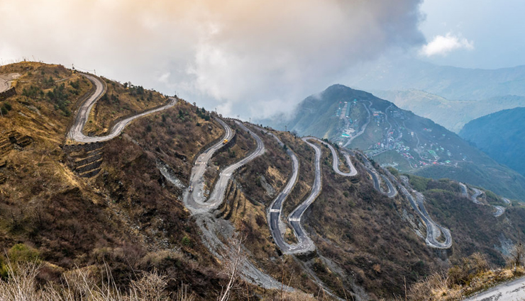 dangerous roads to travel in india,dangerous roads,india,gata loops,kolli hill road,3-level zigzag road,national highway 22,zoji la pass,sangla road,kishtwar roadbum la pass,rohtang pass,leh-manali highway