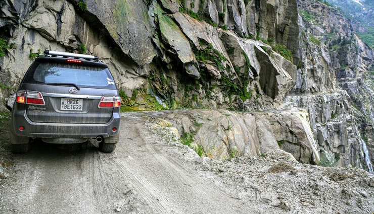 dangerous roads to travel in india,dangerous roads,india,gata loops,kolli hill road,3-level zigzag road,national highway 22,zoji la pass,sangla road,kishtwar roadbum la pass,rohtang pass,leh-manali highway