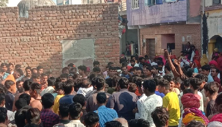 भीलवाड़ा : जमकर उड़ाई गई कोरोना गाइडलाइन की धज्जियां, दड़ा खेलने के लिए पहुंचें हजारों लोग, आयोजकों पर लगा 10 हजार का जुर्माना