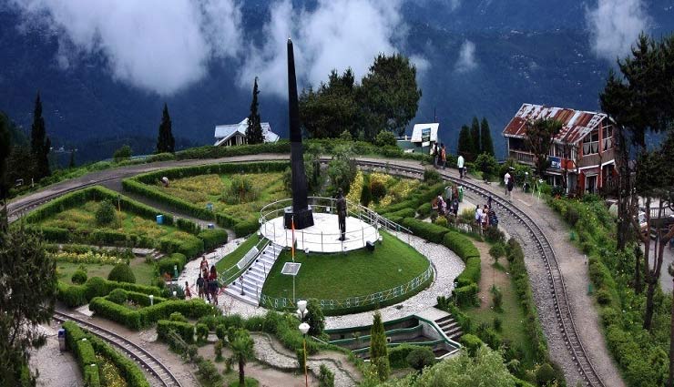 darjeeling,places to visit in darjeeling,darjeeling tourism,tourism,travel,tea gardens,holidays