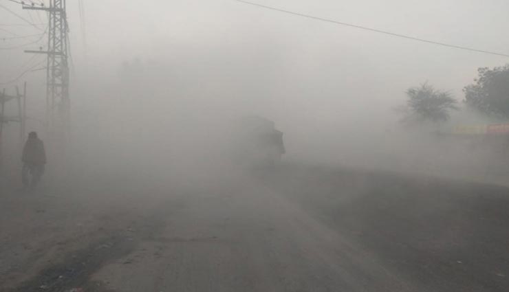हनुमानगढ़ : पलटा 29 हजार लीटर एसिड से भरा टैंकर, पूरे इलाके में फैला काला धुंआ