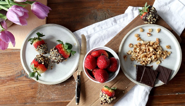 summer skin care,sun protection foods,how to prevent sunburn naturally,summer diet tips,uv protection through food,healthy summer eating,sun damage prevention,best foods for glowing skin,summer wellness,natural sunblock foods