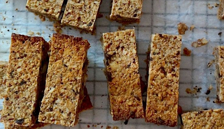 dark chocolate muesli bars,cardamom muesli bars recipe,irresistible muesli bars,dark chocolate and cardamom recipe,homemade muesli bars with dark chocolate,nutritious snack bars,healthy dessert recipe,cardamom-flavored muesli bars,dark chocolate and cardamom combination,easy muesli bars recipe with chocolate and cardamom