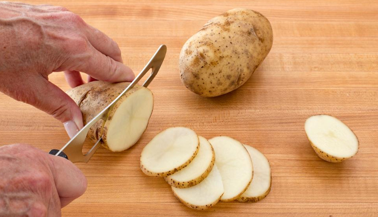 potato slices,grated potato,potato and almonds,cucumber and potato juice,potato and honey,ways to use potatoes,potatoes to get rid of dark circles,eye care tips,home remedies,home remedies for dark circles,skin care tips,beauty tips