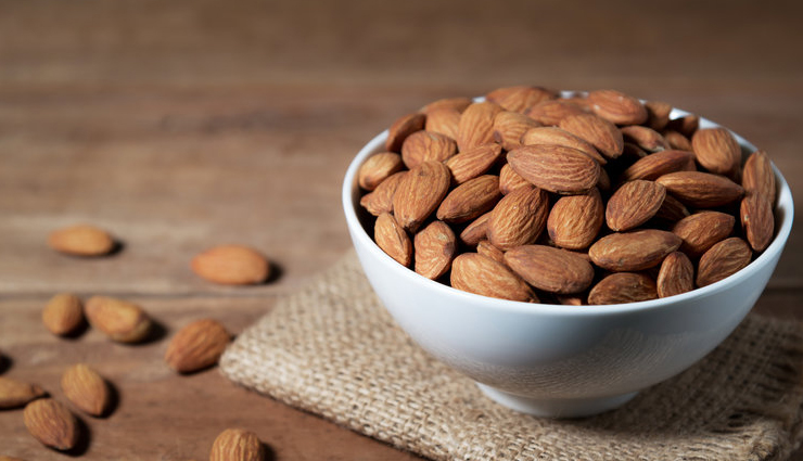 potato slices,grated potato,potato and almonds,cucumber and potato juice,potato and honey,ways to use potatoes,potatoes to get rid of dark circles,eye care tips,home remedies,home remedies for dark circles,skin care tips,beauty tips