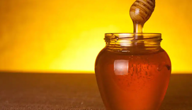 potato slices,grated potato,potato and almonds,cucumber and potato juice,potato and honey,ways to use potatoes,potatoes to get rid of dark circles,eye care tips,home remedies,home remedies for dark circles,skin care tips,beauty tips