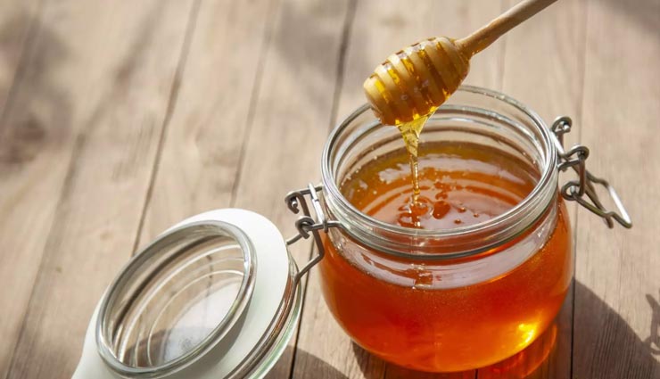 castor oil,castor oil for dark circles,diy ways to use castor oil,beauty tips,skin care tips