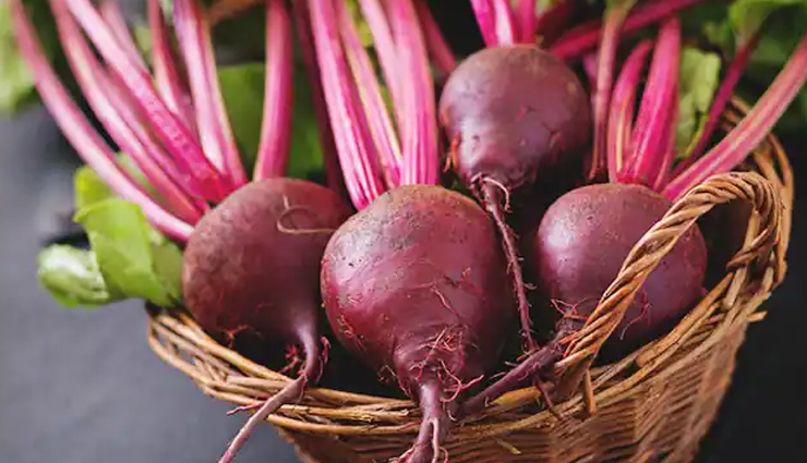 चांद से चेहरे पर दाग की तरह दिखते है काले होंठ, इन उपायों से बनाए इन्हें खूबसूरत dark lips,home remedies for dark lips,lips care tips,skin care tips,beauty tips