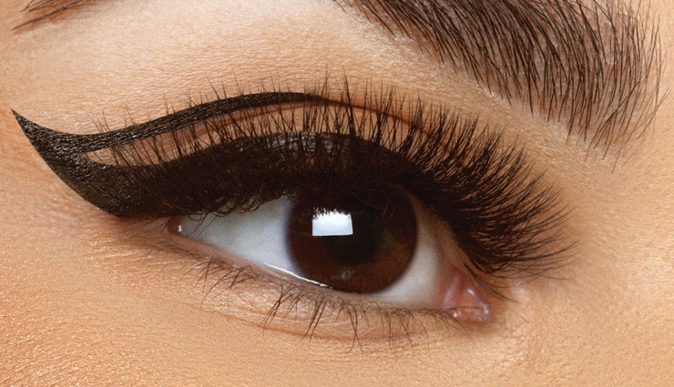 eyeliner,trending ways to wear eyeliner,beauty,beauty tips,bold and graphic eyeliner,outer cast eyeliner,dark matter eyeliner