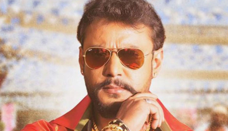 Kannada actors Darshan, Prajwal and Devaraj meet with accident after car hits road divider