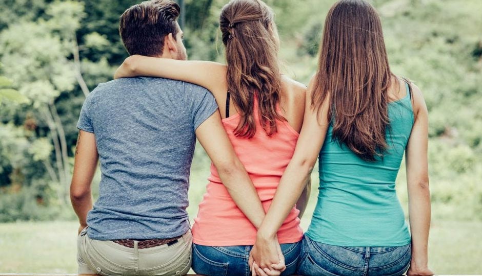 10 Ways to Date Multiple Women Without Being a Douche