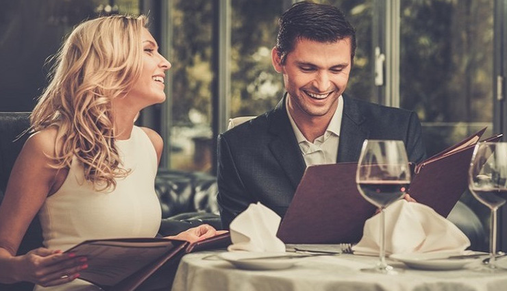 भूलकर भी पहली डेट पर ना करें ये 5 सवाल, बिगड़ सकती है आपकी बात dating tips,relationship tips