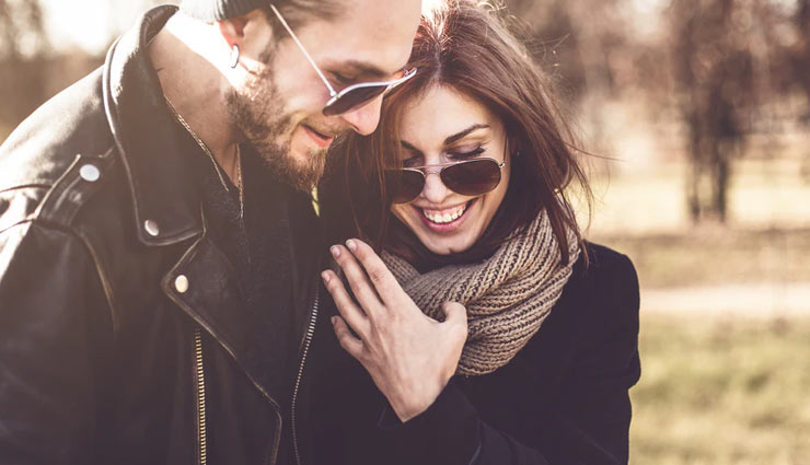 couple dating,signs of mens,signs he is into you,relationship tips