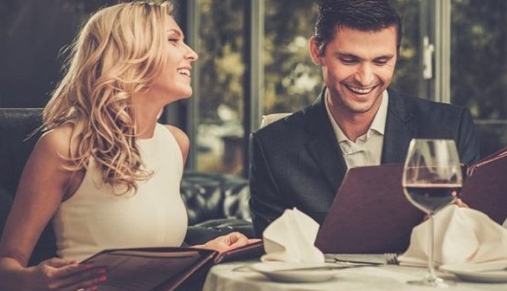 couple dating,signs of mens,signs he is into you,relationship tips