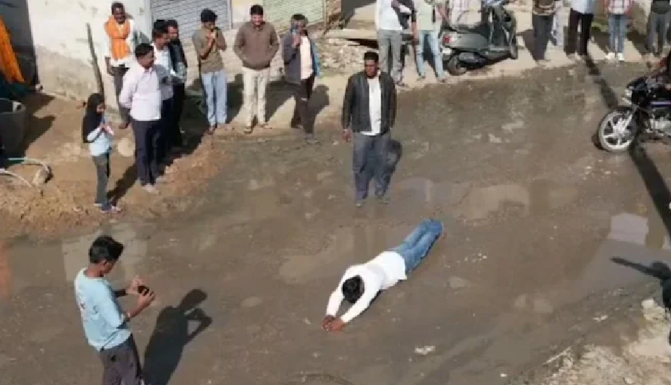 प्रशासन तक अपनी बात पहुंचाने के लिए कीचड़ में लोट गया युवक, सड़क समस्या पर अड़ा रहा प्रशासन तक अपनी बात पहुंचाने के लिए कीचड़ में लोट गया युवक, सड़क समस्या पर अड़ा रहा