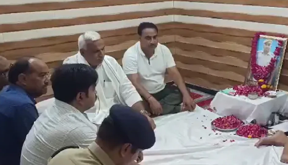 दौसा सड़क हादसे में जान गंवाने वाले कांस्टेबल के परिवार से मिले मंत्री बेढम, दिया हर संभव मदद का भरोसा