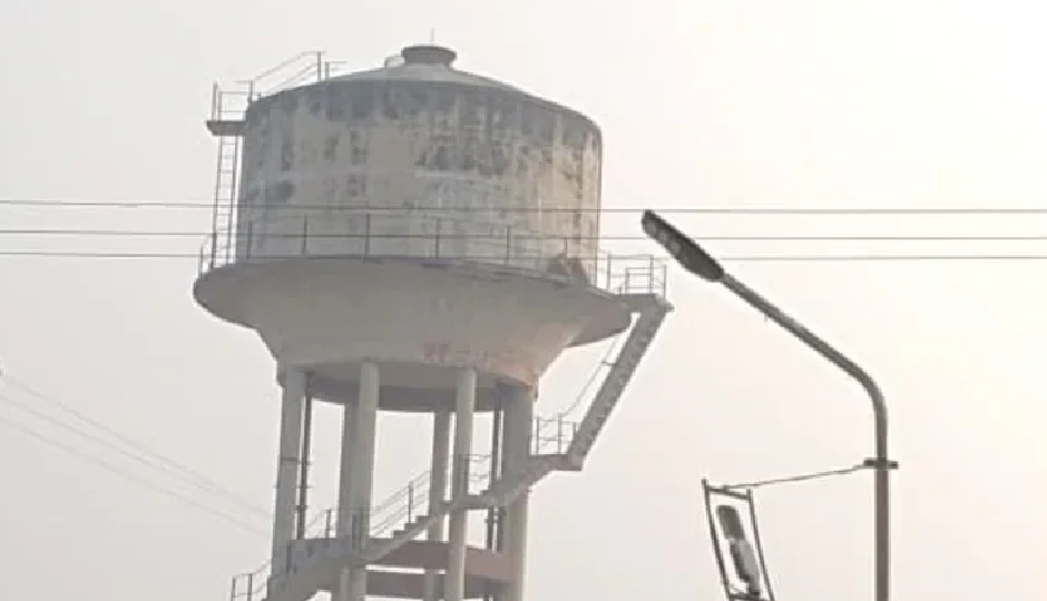 दौसा में जमीन विवाद के बीच दो युवतियां चढ़ीं पानी की टंकी पर, कंबल ओढ़कर बैठीं, मचा हड़कंप