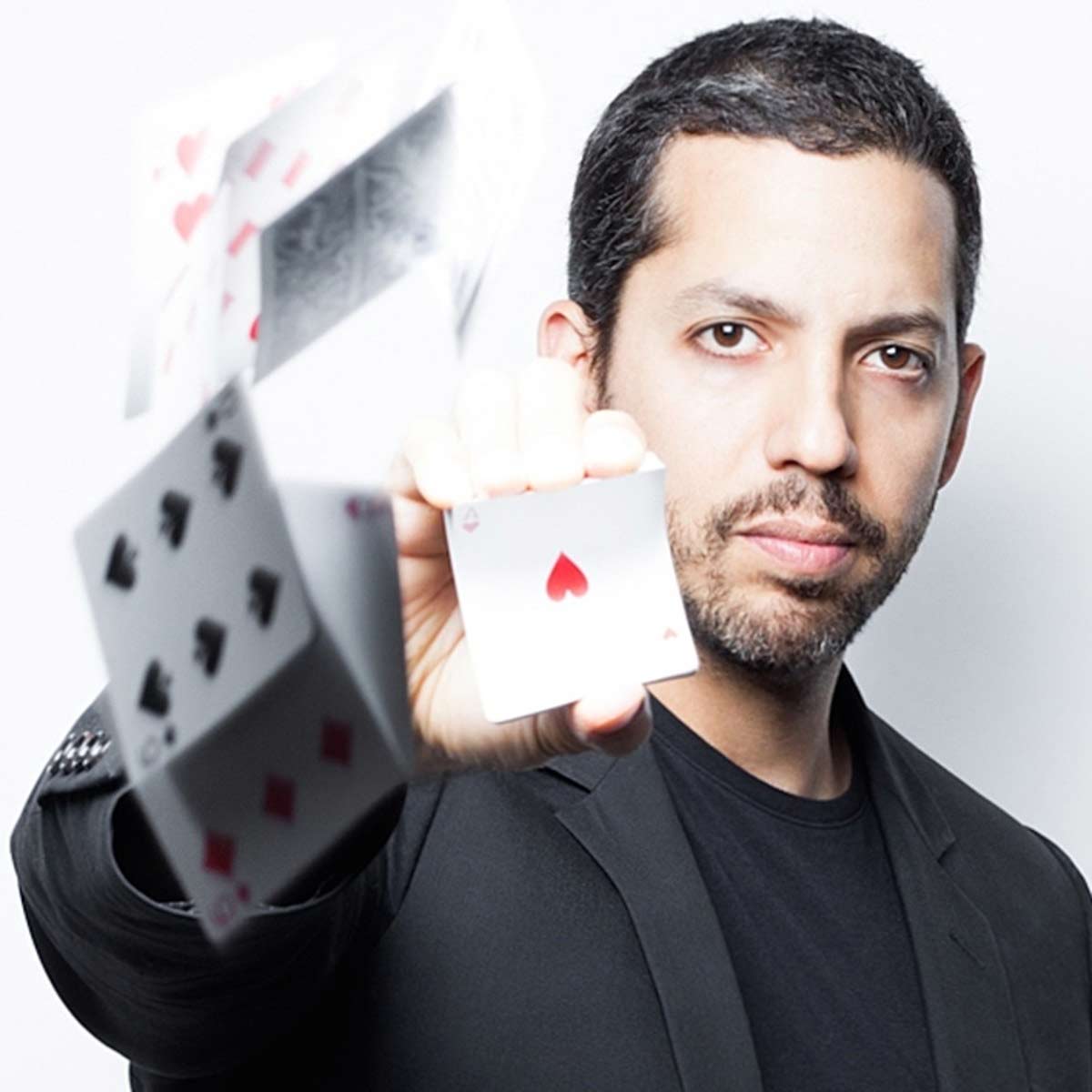 magicians that have created history,most famous magicians in the world,magicians around the world,harry houdini,david blaine,lance burton,tomas de la cruz,gopinath muthukad