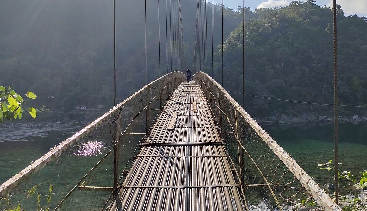 10 beautiful attractions dawki meghalaya,dawki travel guide,umngot river dawki,dawki suspension bridge,mawlynnong village,shnongpdeng activities,jaflong zero point,byrdaw falls,laitlum canyons,bophill falls,riwai living root bridge,dawki-tamabil border,dawki tourism,top places dawki,visiting dawki