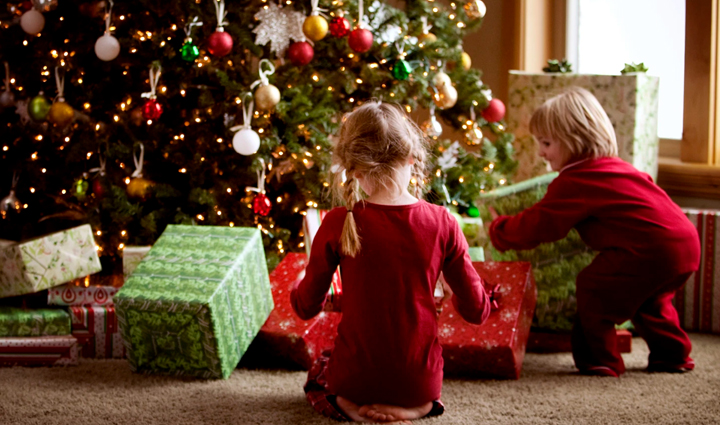 क्रिसमस पर दें बच्चों को ये तोहफे, उनके चेहरे पर आएगी बड़ी मुस्कान 