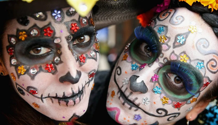 अजीबोगरीब त्योहार : यहां भूत और कंकाल बनकर सड़कों पर घूमते है लोग, देखे  तस्वीरें