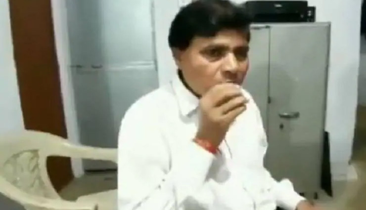 man eats glass,madhya pradesh,eat bottles and bulbs,eat glas from age of 14,dindori. dayaram sahu,weird news in hindi