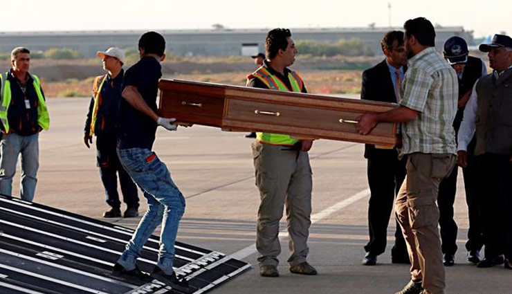 भारतीयों के शवों के अवशेष लेकर लौटे वीके सिंह, मुआवजे और नौकरी देने के सवाल पर भड़के