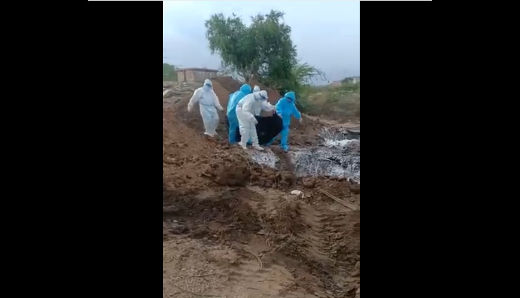 सामने आया मानवता को शर्मसार करने वाला वीडियो, गड्ढे में  फेंके गए कोविड 19 मृतकों के शव
