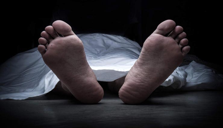 बेटी ने सिर्फ इस मामूली वजह से 10 साल तक फ्रिज में रखा अपनी मां का शव