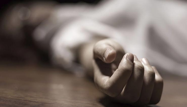 गोरखपुर :  हत्या या आत्महत्या में उलझा मामला, अर्धनग्न हालत में फंदे से लटकी मिली महिला