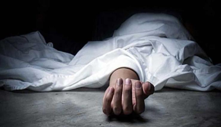 उत्तरप्रदेश : रात को छत पर सोने गए युवक का शव पड़ा मिला सुबह दरवाजे के पास, धारदार हथियार से हत्या