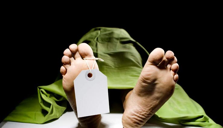 कन्नौज : पुलिस ने लगाई ऐसी फटकार कि महंत को आ गया हार्ट अटैक, मंदिर के बाहर ग्रामीणों का प्रदर्शन