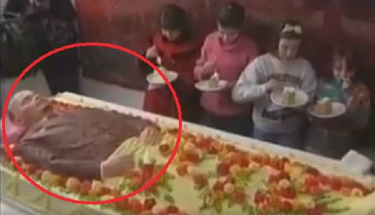 डेथ एनिवर्सरी पर लोगों ने बड़े चाव से खाया 'डेड बॉडी' केक, वीडियो  वायरल