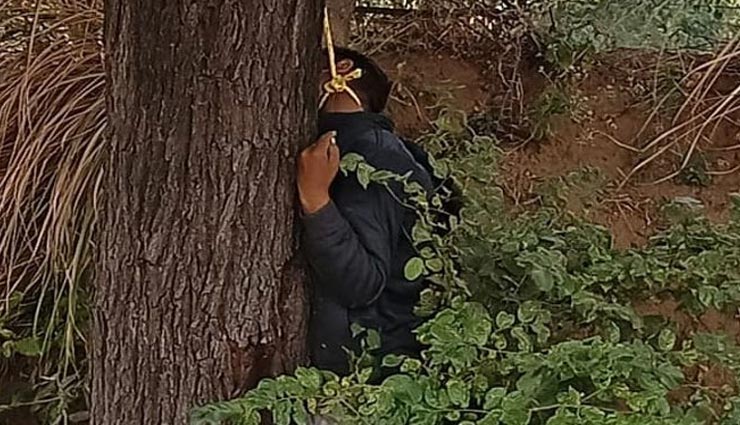 दौसा : पेड़ से लटका मिला युवक का शव, जताई गई हत्या की आशंका, एफएसएल टीम ने की जांच