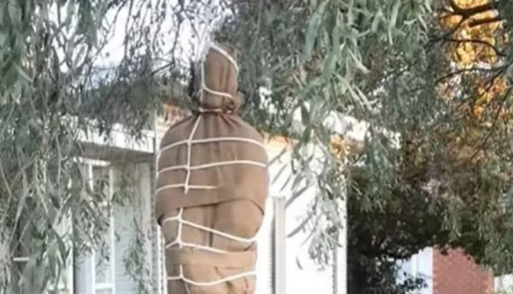 घर के बगीचे में लटकी लाश को देखने पहुंची पुलिस तो छूटी उनकी भी हंसी, जानें पूरा माजरा 