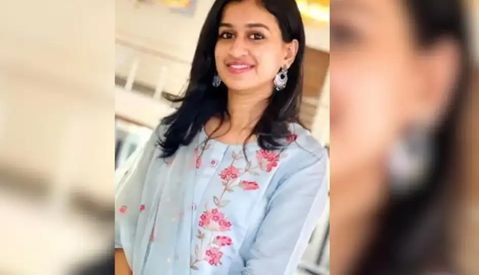 गड्ढे से बचने की कोशिश में बाइक से गिरी महिला, गर्दन के ऊपर से गुजरी गाड़ी; बेंगलुरु में EPFO कर्मचारी मेधा की मौत