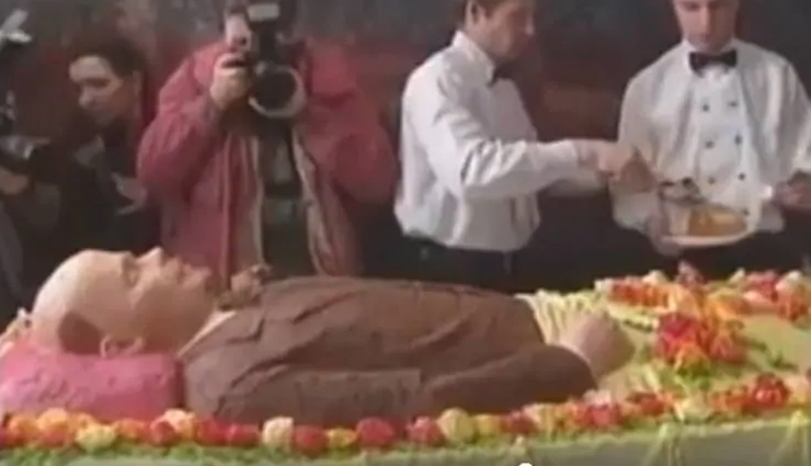 डेथ एनिवर्सरी पर लोगों ने बड़े चाव से खाया 'डेड बॉडी' केक, वीडियो वायरल cake,dead body cake,weird cake