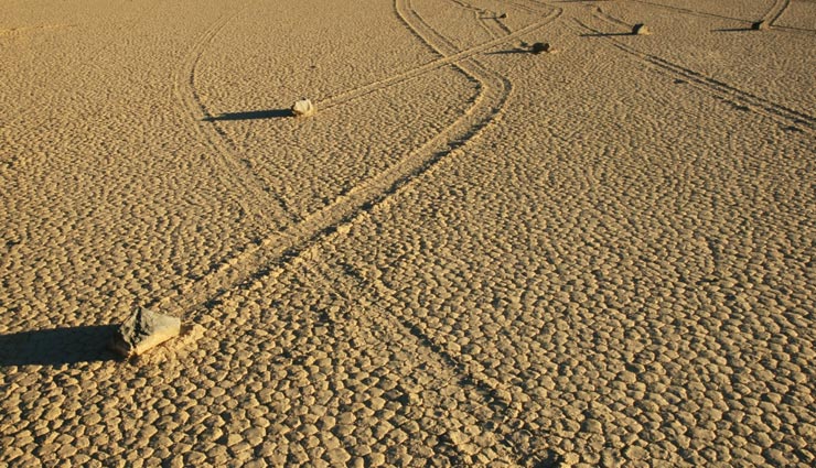 मौत की घाटी का अनसुलझा रहस्य, रेगिस्तान में अपनेआप खिसकने लगते है पत्थर
