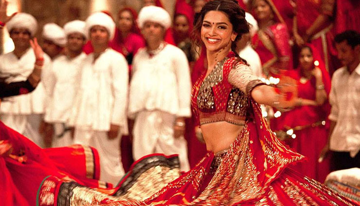 Navratri 2019: इस फेस्टिव सीजन में ट्राई करें RED, सेलेब्रिटीज से ले ट्रेडिशनल लुक के आइडियाज bollywood celebrities,red color,traditional look,fashion tips