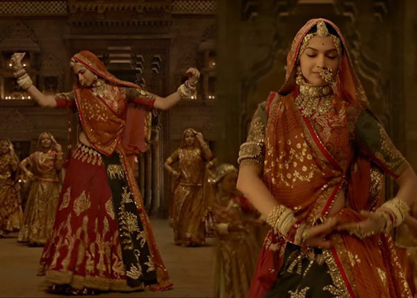 7 heaviest costumes worn by b-town divas,heavy costumes of bollywood divas,deepika padukone,anushka sharma,madhuri dixit,aishwarya rai,Kareena Kapoor