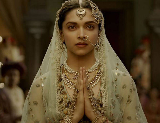 2 साल बाद धमाकेदार वापसी, 300 करोड़ के साथ